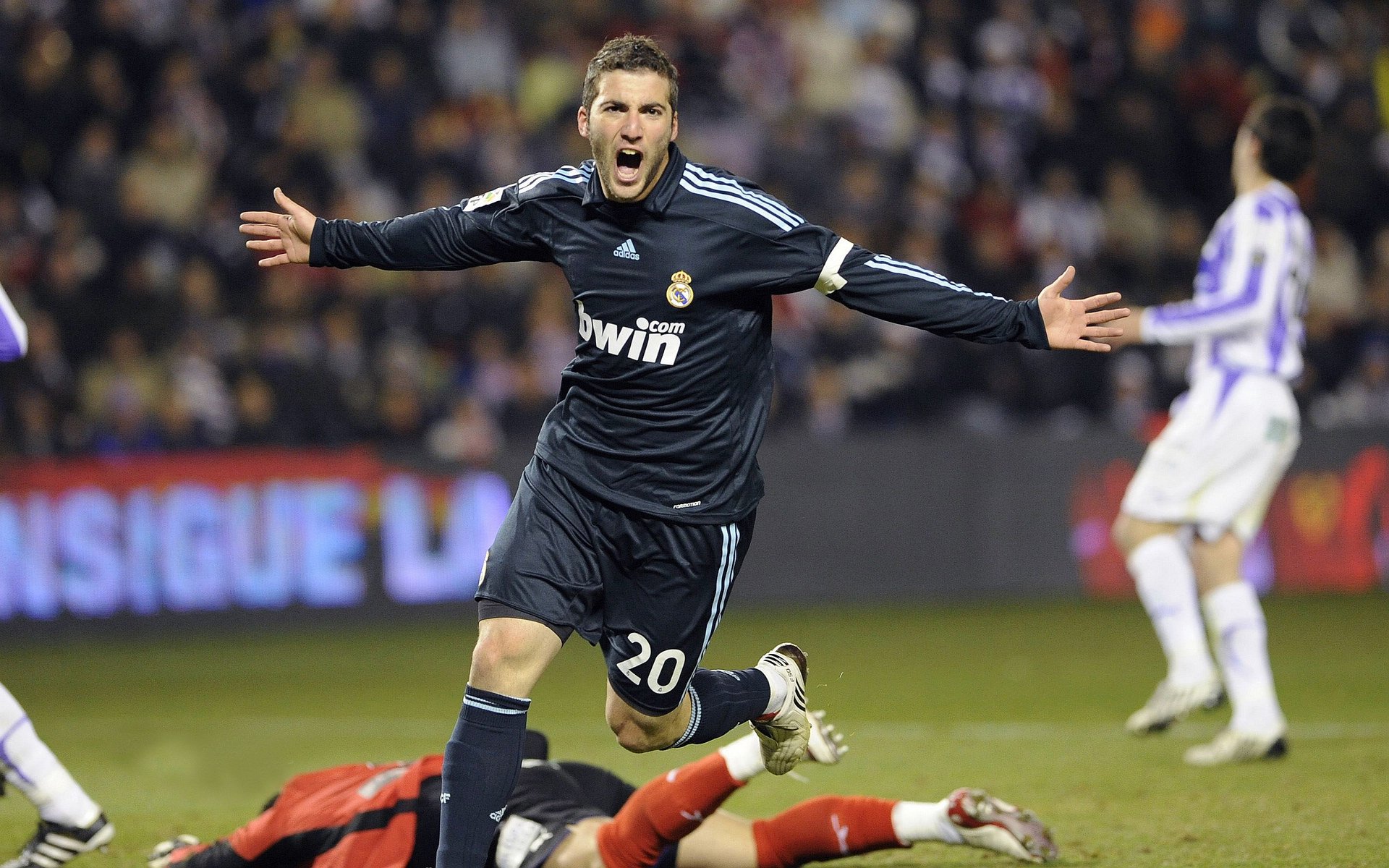 西甲：皇马客场逆转巴萨，榜首之争引发轩然大波，西超杯皇马vs巴萨